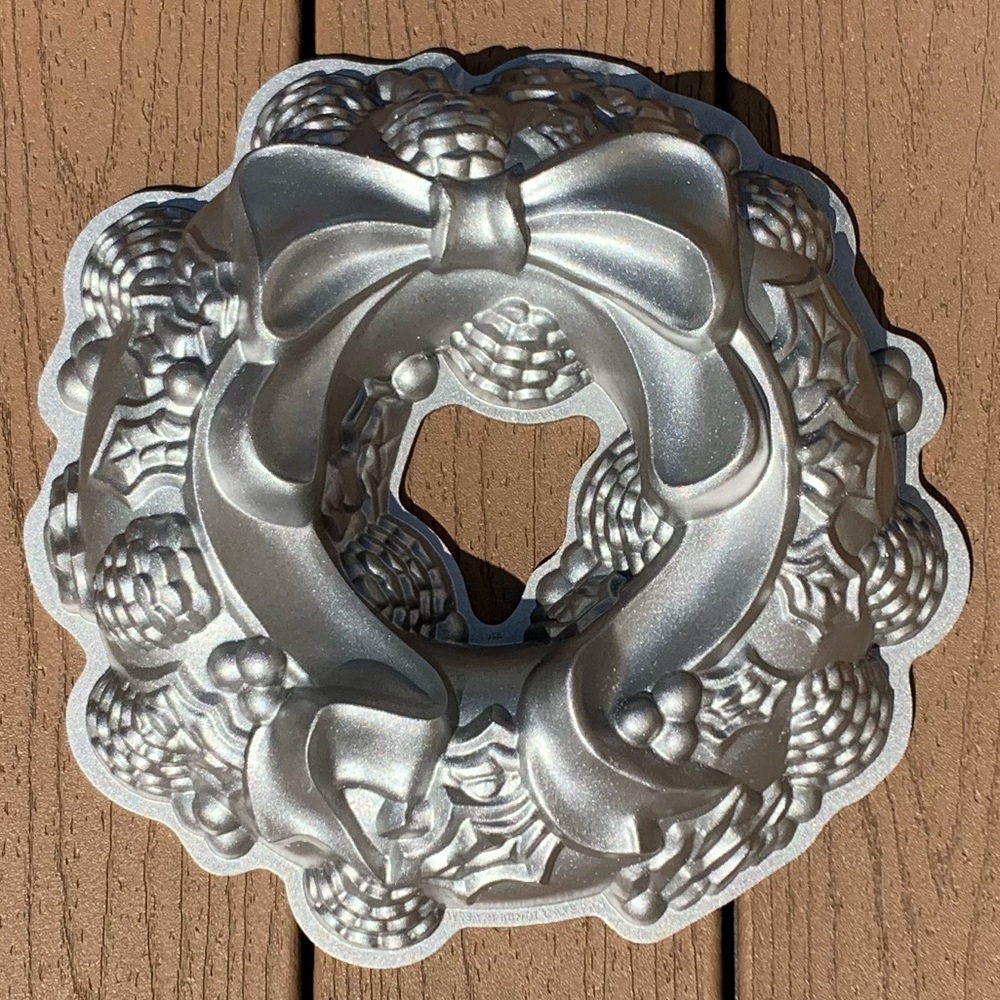 NORDIC WARE WILLIAMS SONOMA PLATINUM HOLIDAY COLLECTION WREATH BUNDT PAN 9 CUPS